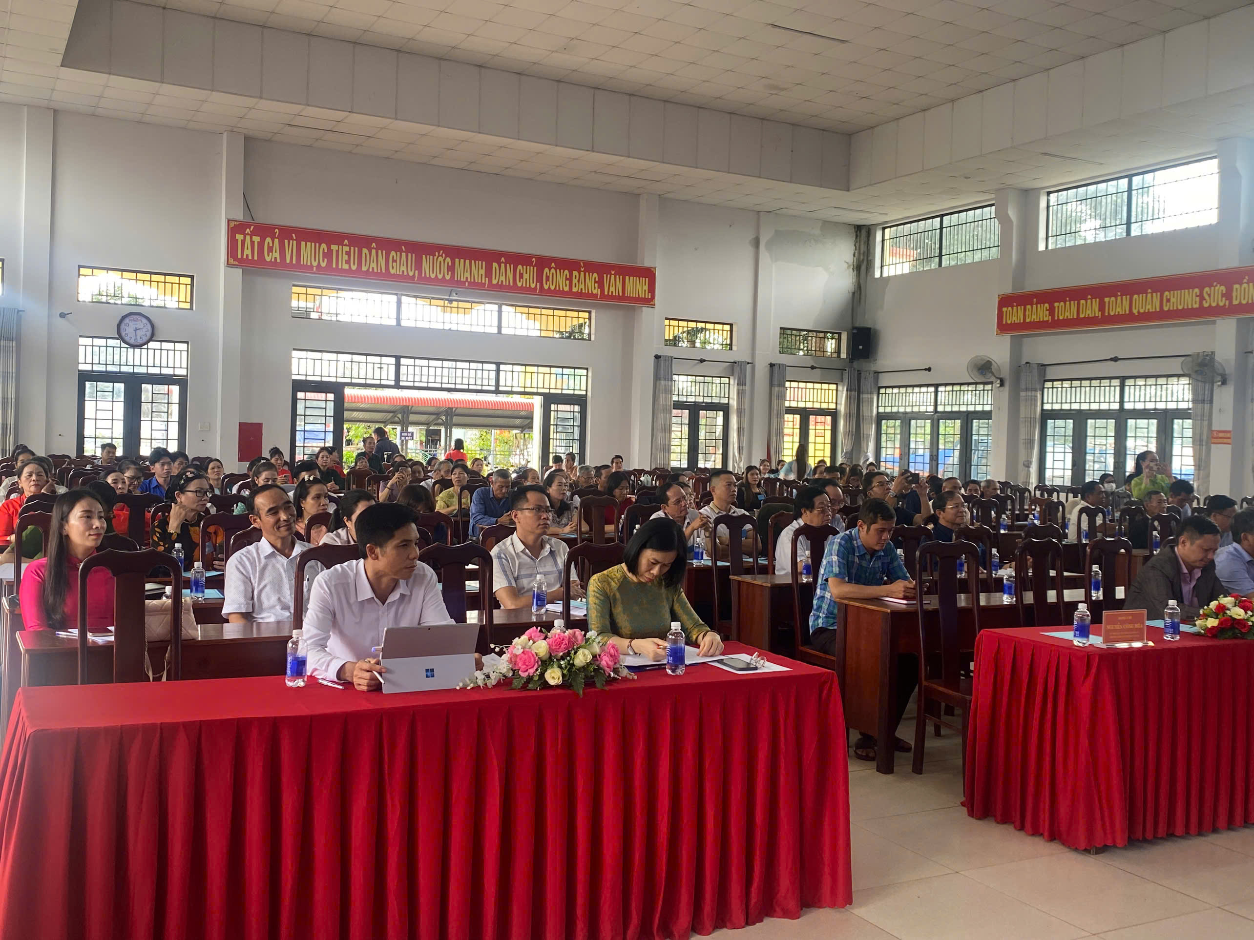 Các đại biểu dự hội nghị